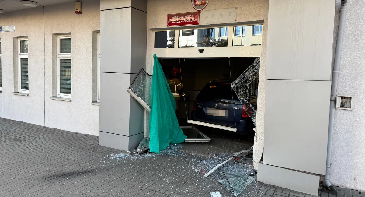 Szok w Bydgoszczy. Pijany obywatel Gruzji w akcie desperacji wjeżdża w policję!