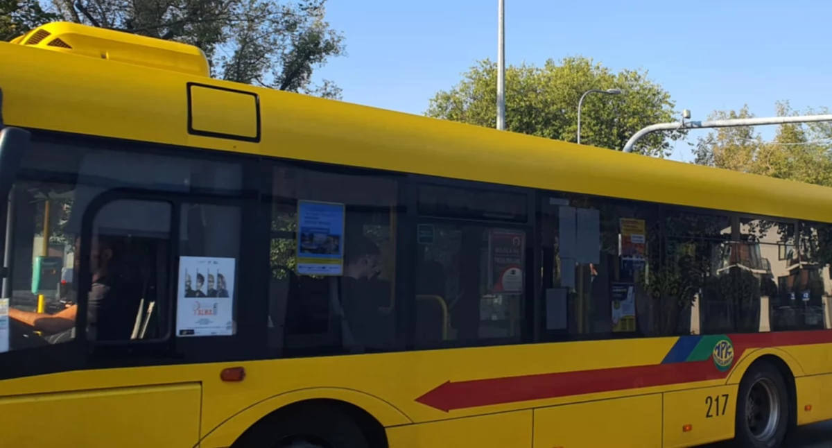 Groźna kolizja we Włocławku – kierująca BMW wjechała prosto pod autobus!