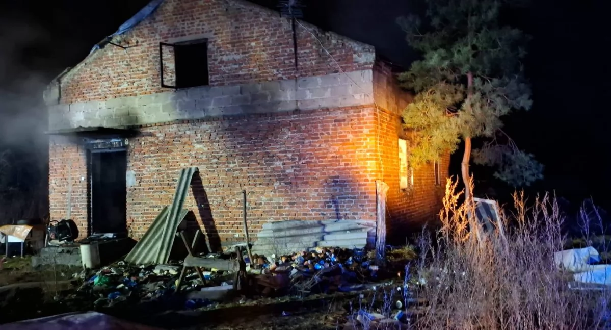 Groźny pożar domu w Wilczeńcu Fabiańskim – mieszkańcy stracili dach nad głową
