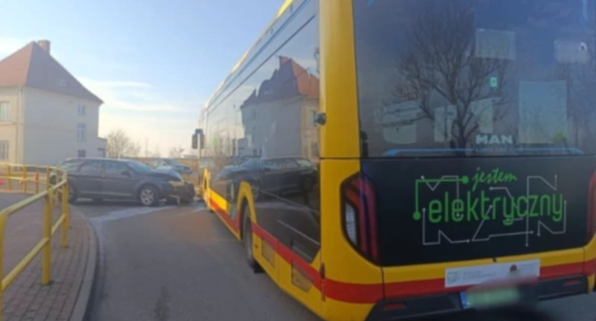 Zderzenie samochodu osobowego z autobusem w powiecie włocławskim