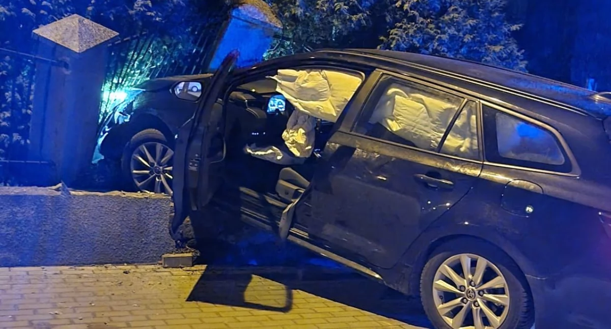 Pijany kierowca zakończył jazdę na ogrodzeniu – zatrzymał go policjant po służbie