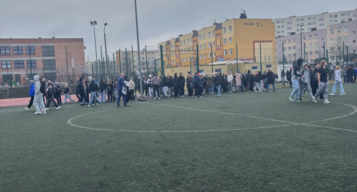 Alarm bombowy w Zespole Szkół nr 4 im. K.K. Baczyńskiego we Włocławku – ewakuowano uczniów