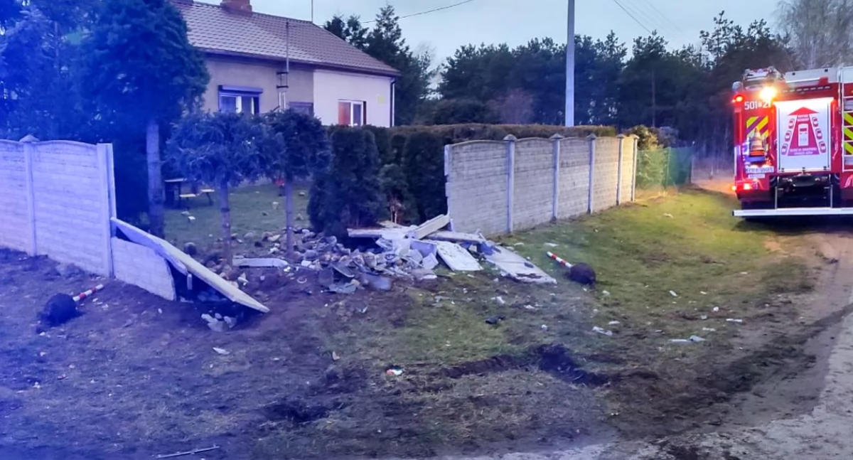 Zasłabł za kierownicą – jego auto staranowało ogrodzenie!