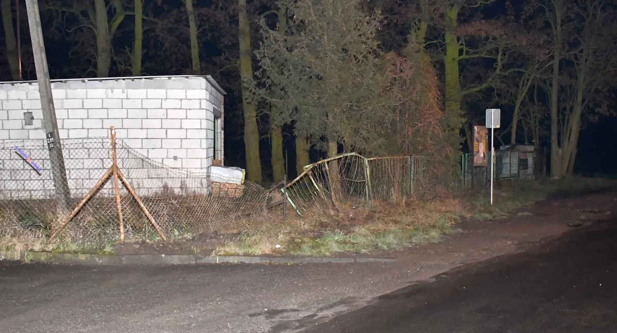 Pijani kierowcy na zmianę prowadzili auto – zakończyli jazdę na ogrodzeniu!