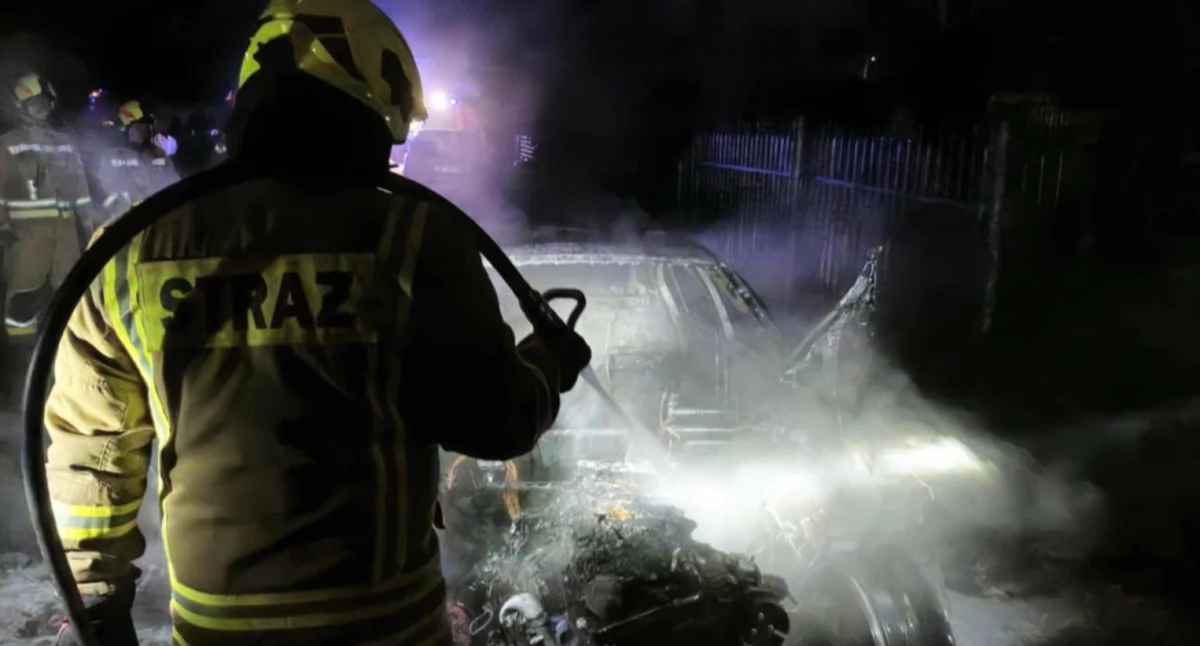 Groźny pożar samochodu w Brześciu Kujawskim – szybka akcja strażaków