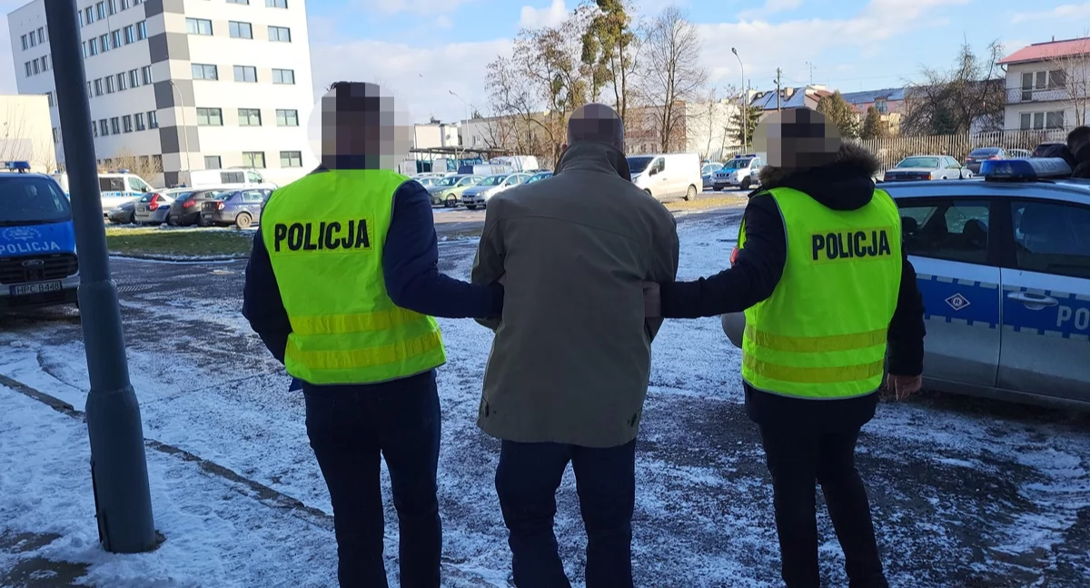 Zostawił kluczyki w stacyjce auta we Włocławku. Złodziej rozbił się na radiowozie i dostał 11 tysięcy mandatu!