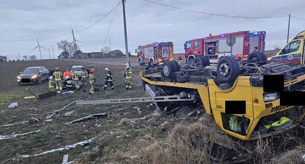 Zderzenie autolawety z osobówką – cztery osoby w szpitalu, w tym dwójka dzieci