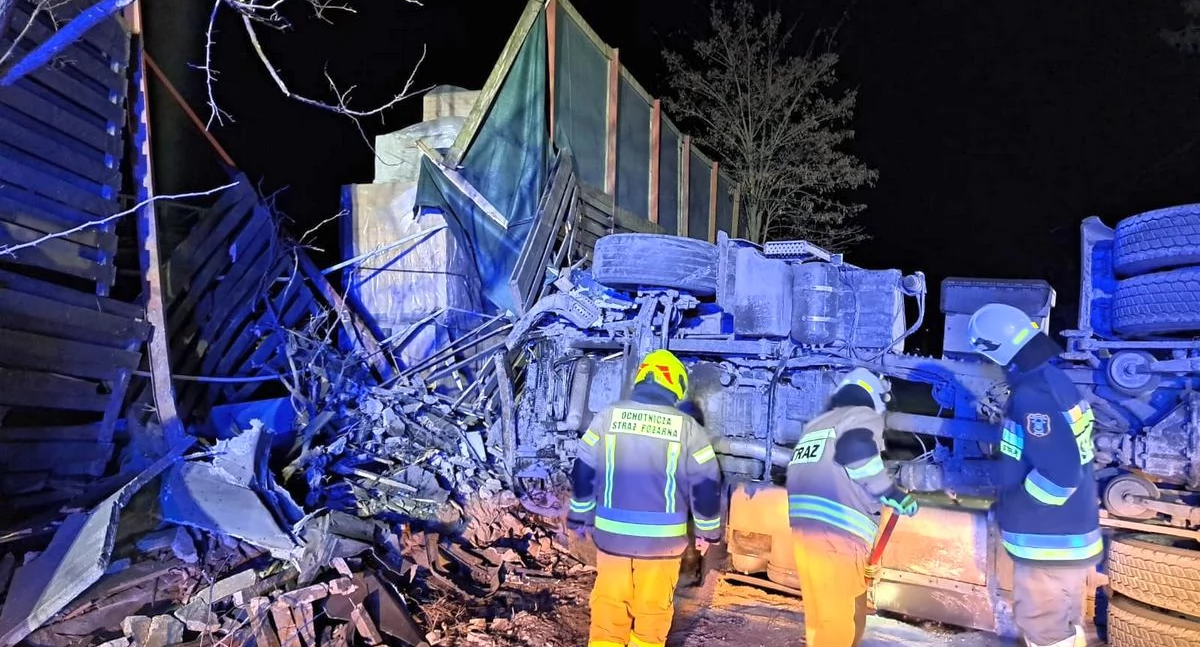 Groźny wypadek w nocy! Kierowca zasnął, ciężarówka uderzyła w ogrodzenie i przewróciła się 
