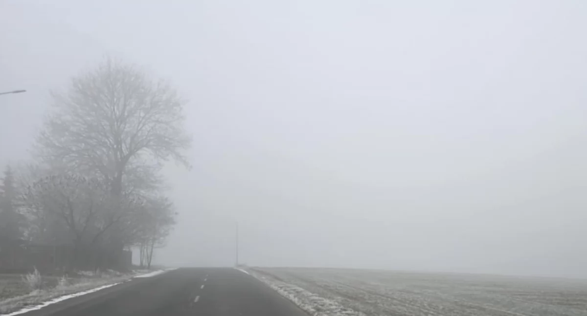 Gęsta mgła nad Włocławkiem i okolicą. Uwaga na trudne warunki na drogach!