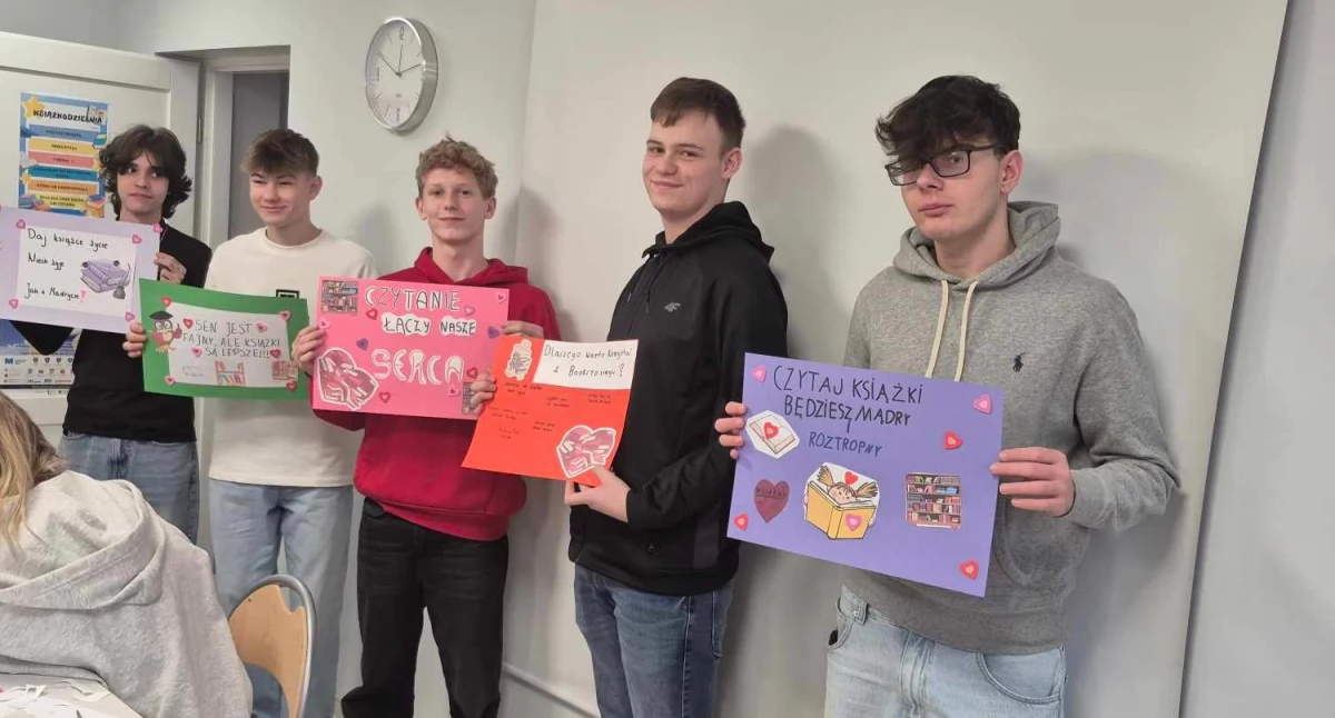 „Podaj dalej książkę!” Klasa 1 w LMK we Włocławku promuje czytelnictwo 