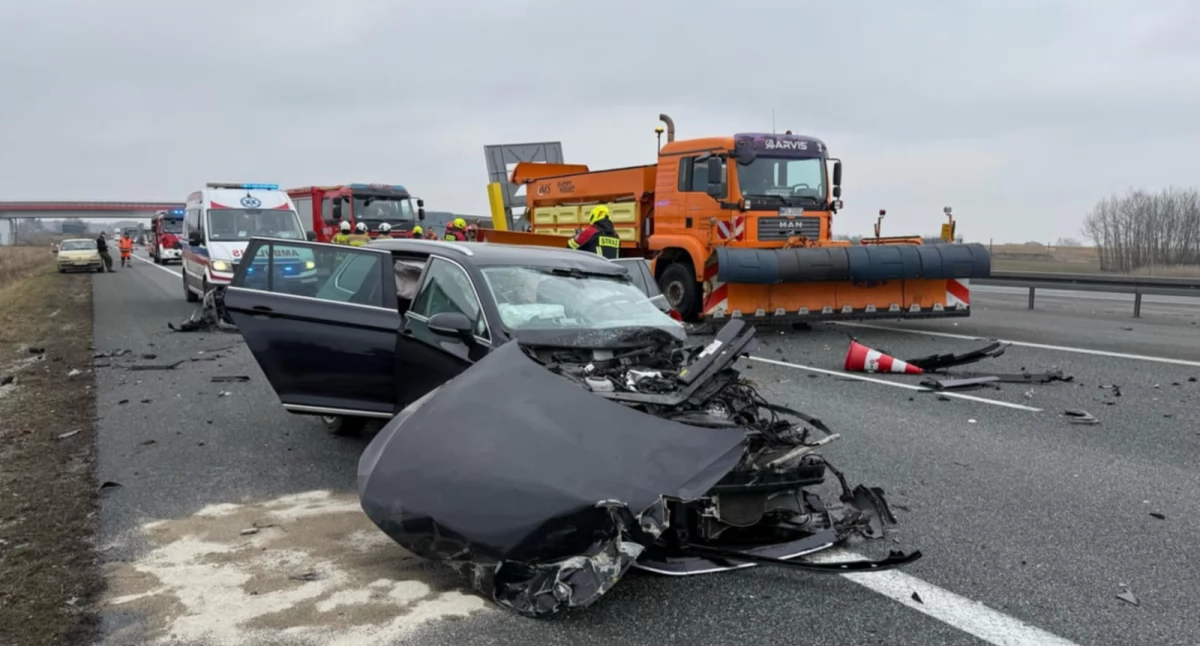 Wypadek drogowy na A1 w miejscowości Szewo – osobówka uderzyła w ciężarówkę służby autostradowej