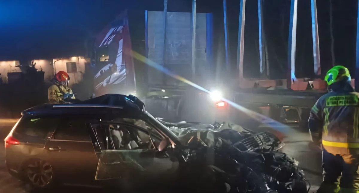 Najechał na osobówkę podczas cofania! Citroen w dużym stopniu zmiażdżony, jedna osoba w szpitalu