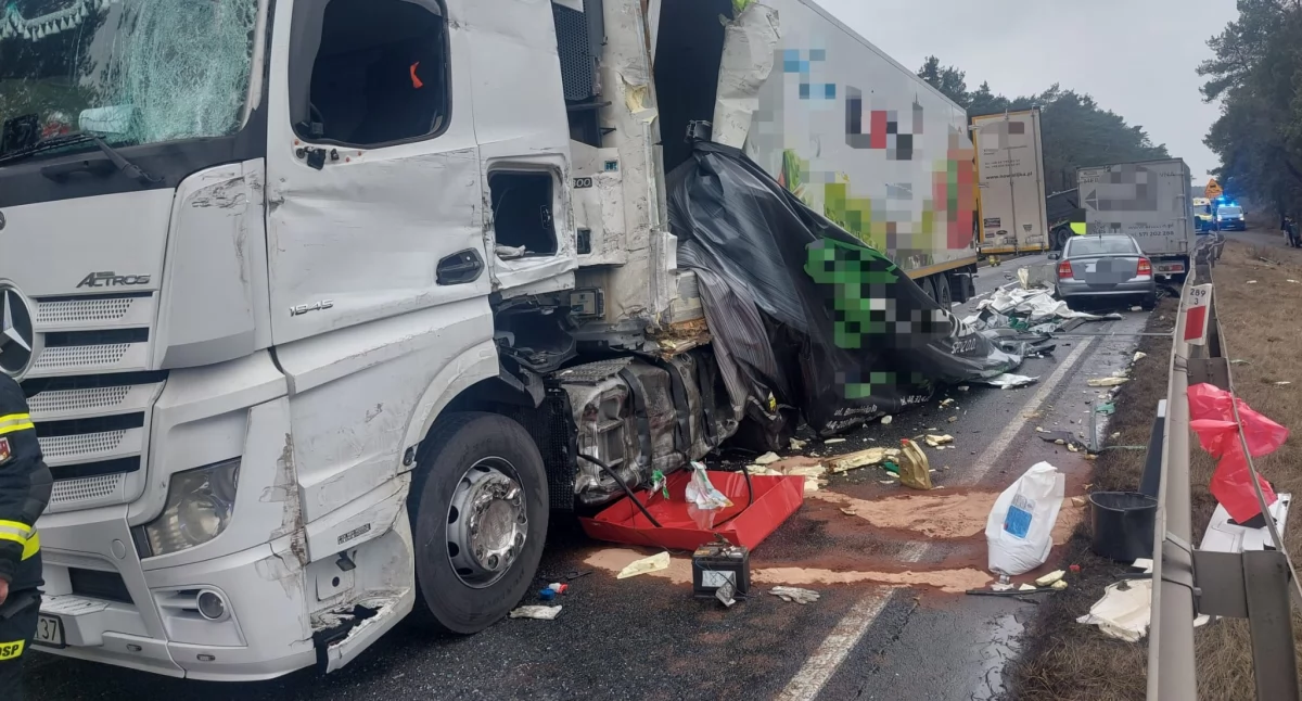 Śmiertelny wypadek w regionie – czołowe zderzenie ciężarówek, nie żyje 37-letni kierowca