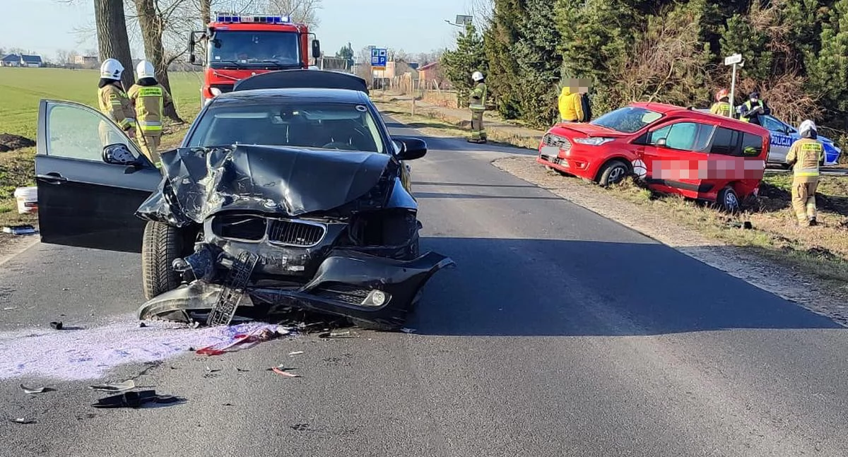Zderzenie BMW z fordem – auto wylądowało w rowie!