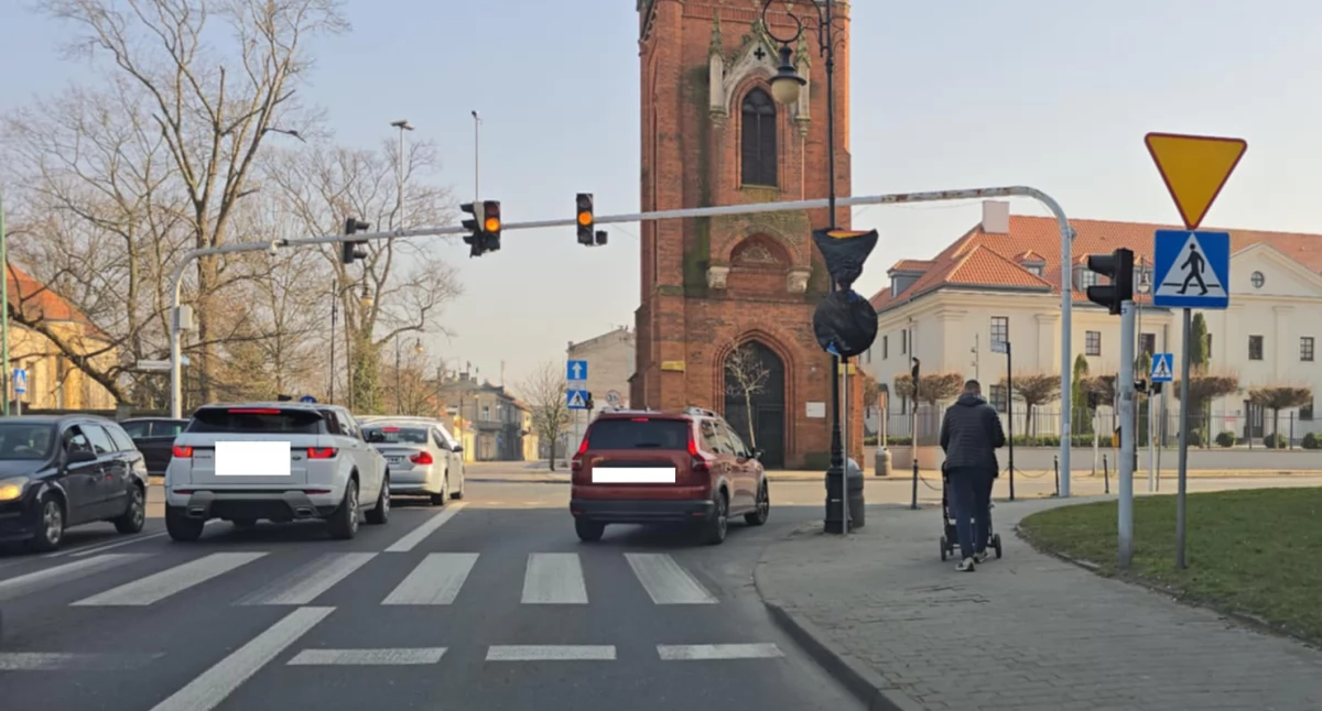 Korki  na skrzyżowaniu we Włocławku! Kierowcy zdezorientowani zmianami przy moście stalowym