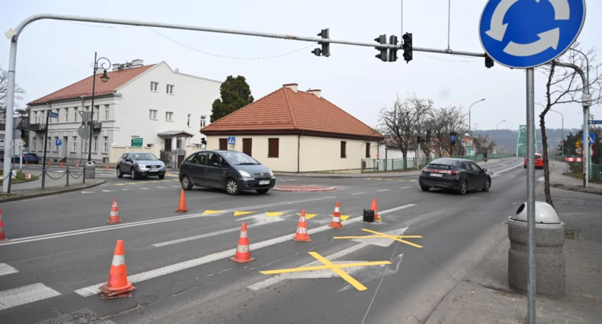 Rondo pinezkowe we Włocławku – kierowcy zagubieni po zmianie organizacji ruchu