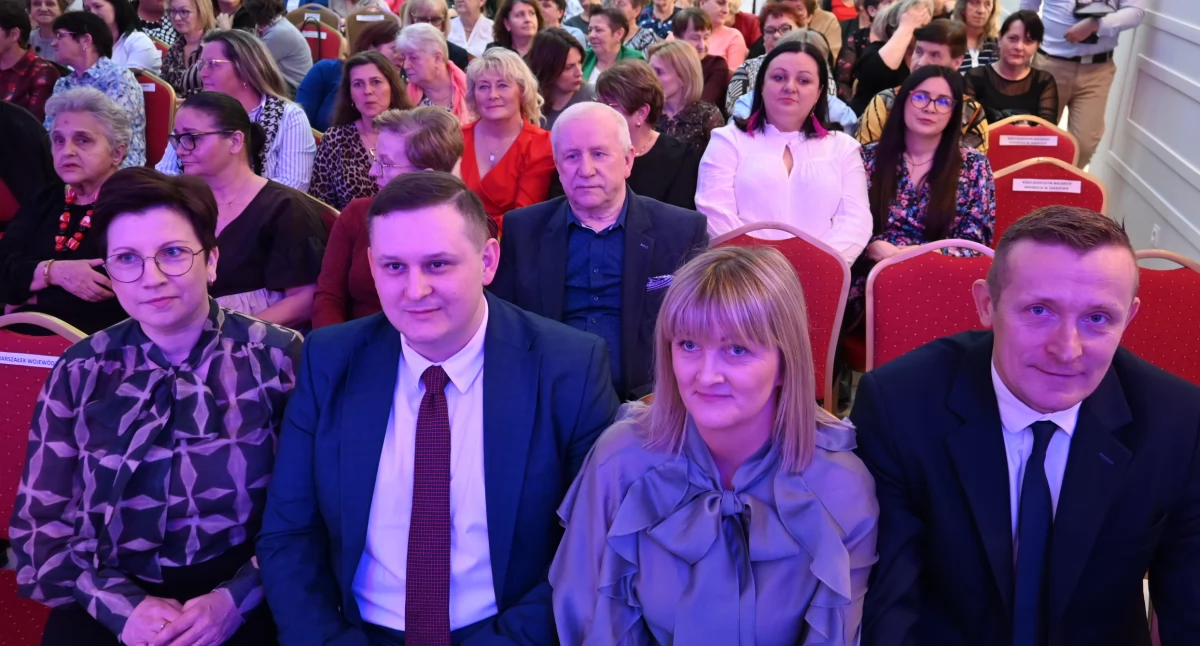 Dzień Kobiet w Baruchowie pełen śmiechu i wzruszeń! Spektakl Demakijaż 5 zachwycił publiczność