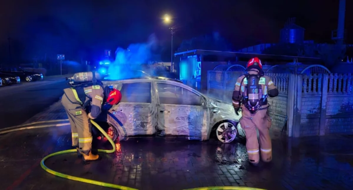 Pożar samochodu pod Włocławkiem – nocna interwencja straży