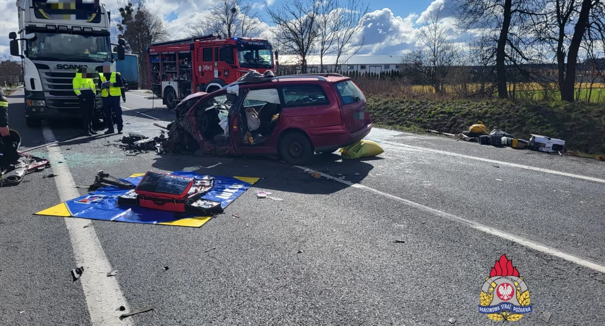 Czołówka osobówki z dwoma ciężarówkami w regionie – dwie osoby ranne