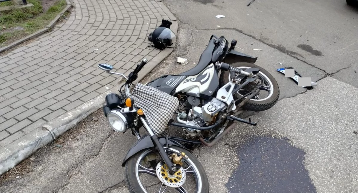 74-latek na motocyklu wjechał pod osobówkę – trafił do szpitala! 