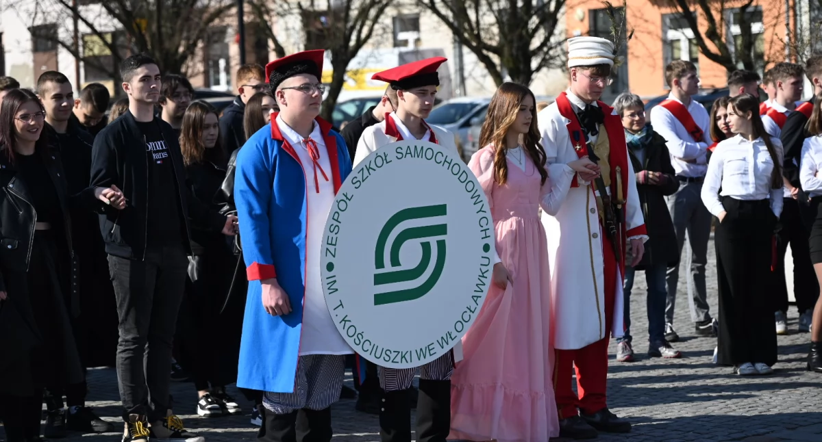 Włocławek tańczy na powitanie wiosny – polonez maturzystów na Starym Rynku
