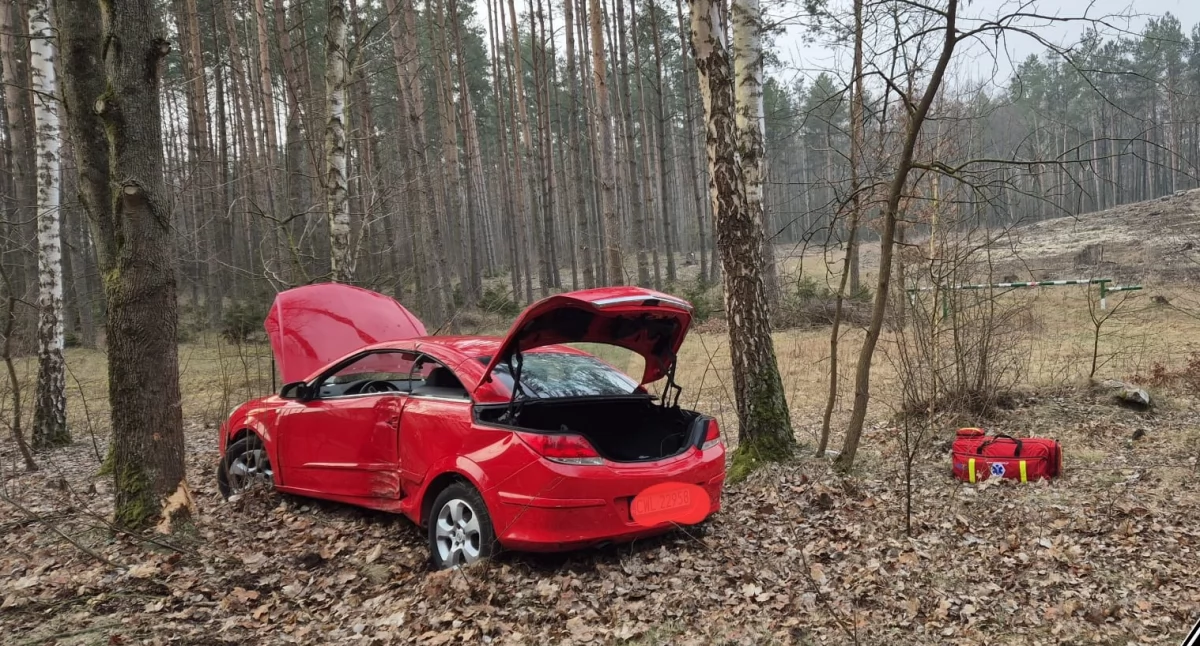Wypadek na DK62 w gminie Włocławek. Opel uderzył w drzewo
