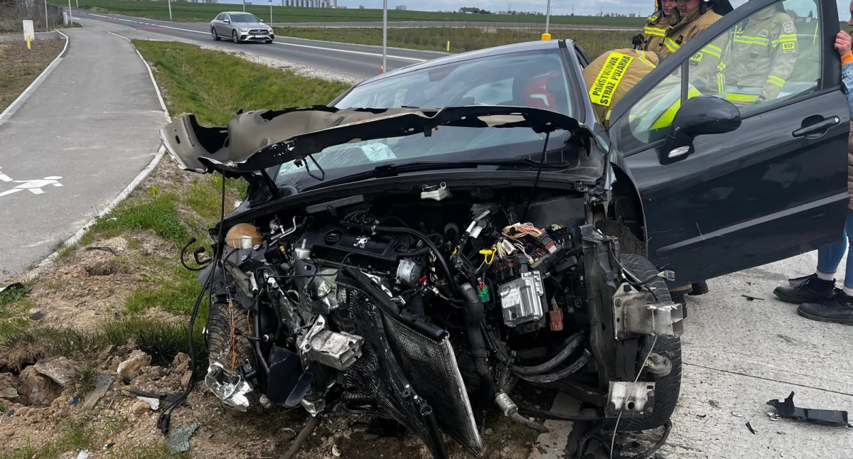 Wypadek na obwodnicy Lubrańca. Dwie osoby trafiły do szpitala