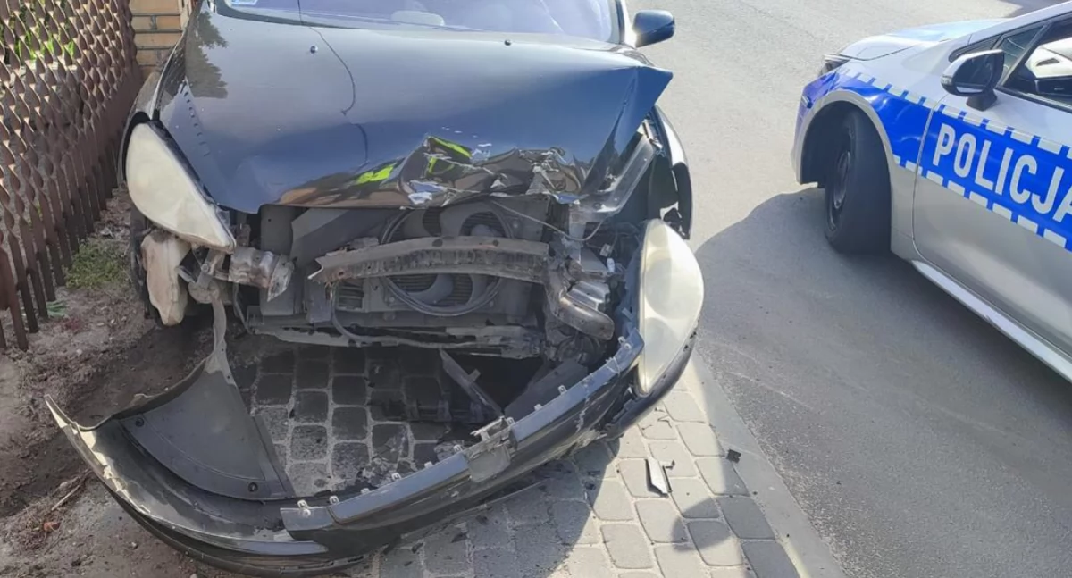 Zajechał drogę i uderzył w peugeota. Auto wylądowało na ogrodzeniu 