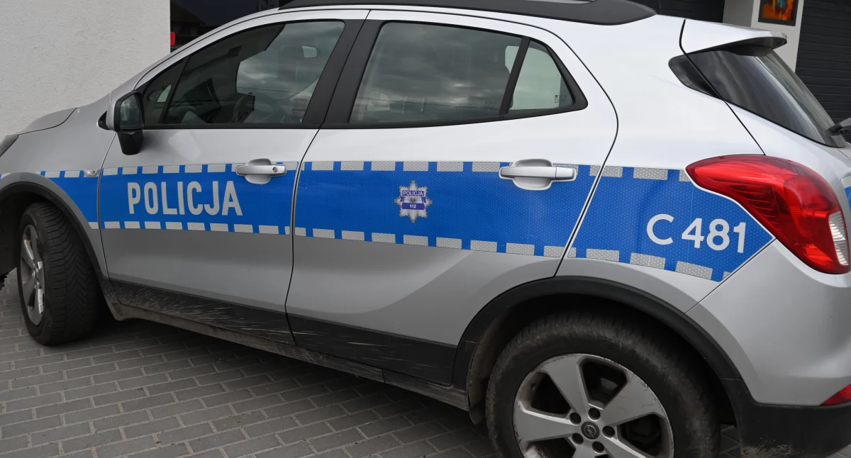 Eskorta życia na ulicach Włocławka. Policjanci na sygnałach uratowali kobietę w potrzebie