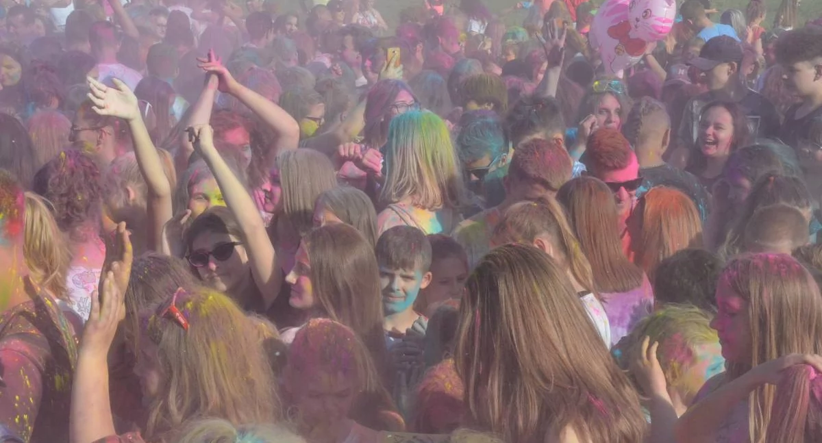 Festiwal Holi w Brześciu Kujawskim na rzecz neuroróżnorodności. Kolory, które mówią więcej niż słowa 