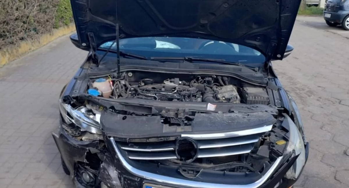 Zderzenie dwóch volkswagenów w Przemystce. 23-letnia kobieta w szpitalu