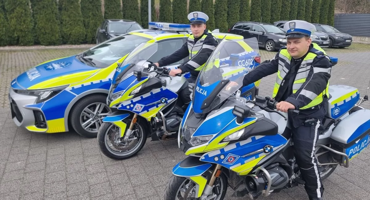 Patrol drogowy zamienił się w akcję ratunkową. Policjant uratował niemowlę