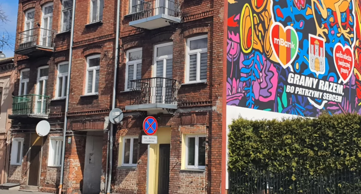 Kamienica we Włocławku zyskała barwy WOŚP. Czy front budynku też doczeka się zmian?