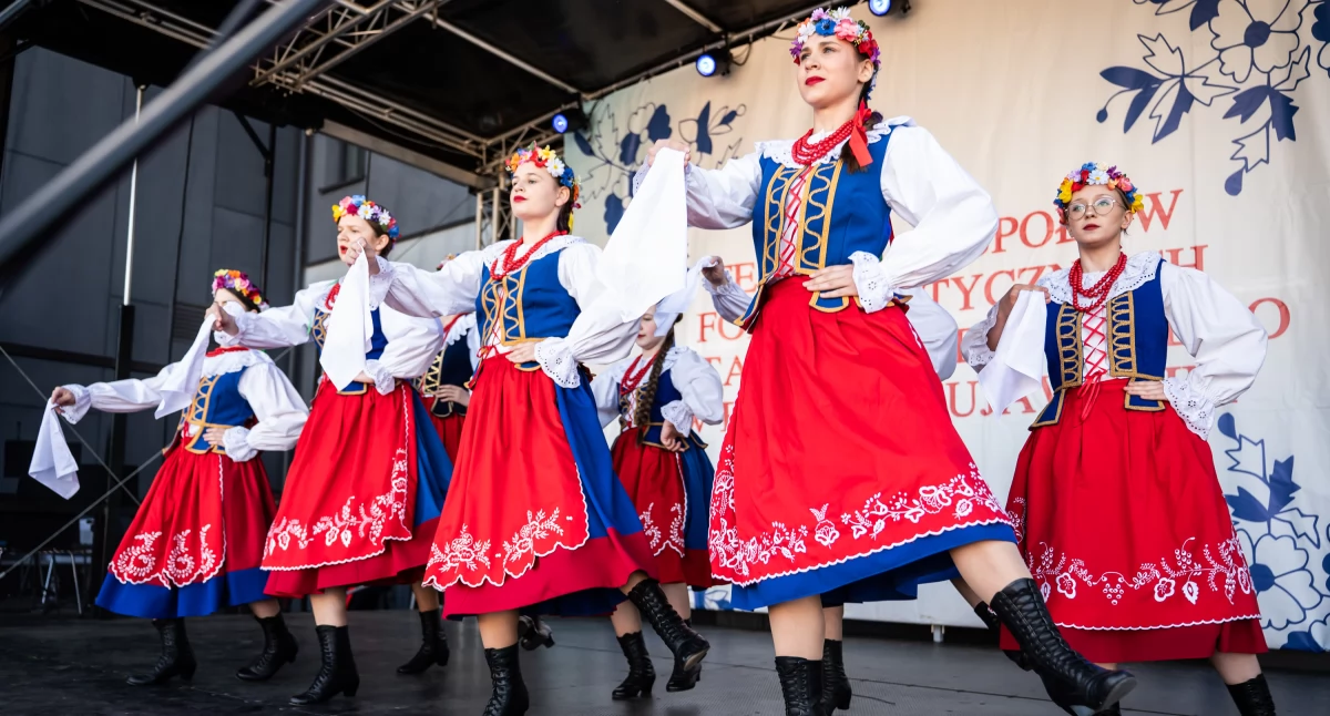 Za nami IX Festiwal Zespołów im. Tadeusza Zielińskiego w Brześciu Kujawskim. Kujawskie brzmienia i smaki. Rękodzieło, taniec i swojskie jadło