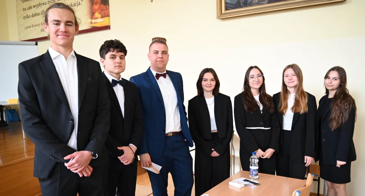 Matury 2025 Włocławek. Uczniowie LMK już piszą! Zobacz zdjęcia z pierwszego dnia egzaminów
