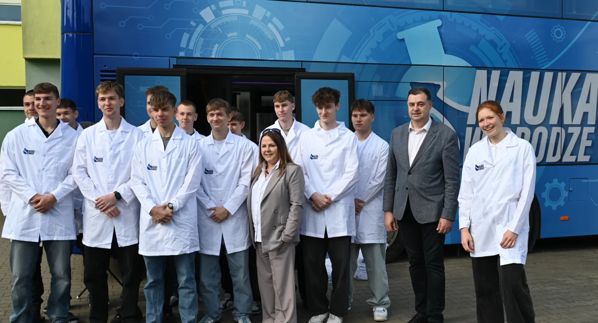 Elektryk zamienił się w laboratorium – naukobus z eksperymentami przyjechał do Włocławka! (ZDJĘCIA,VIDEO)