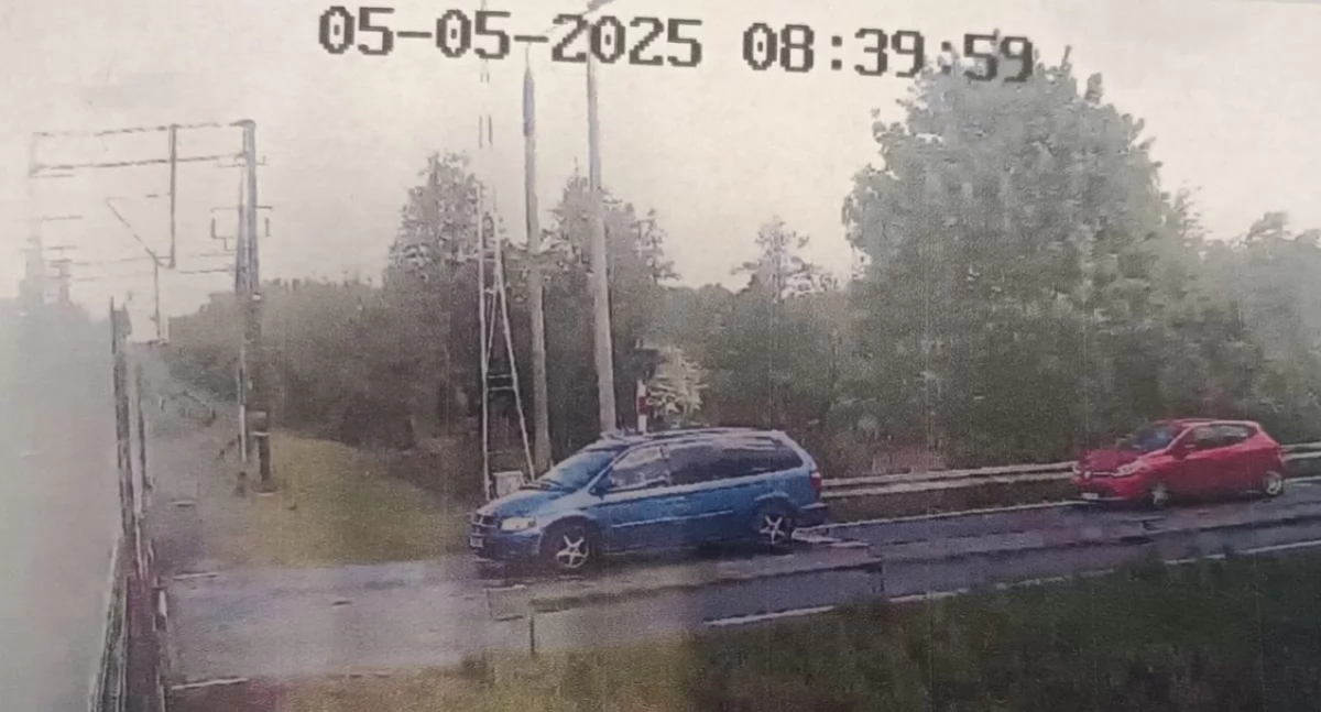Wypadek na przejeździe kolejowym w Aleksandrowie Kujawskim. Policja szuka świadków i kierowców dwóch aut