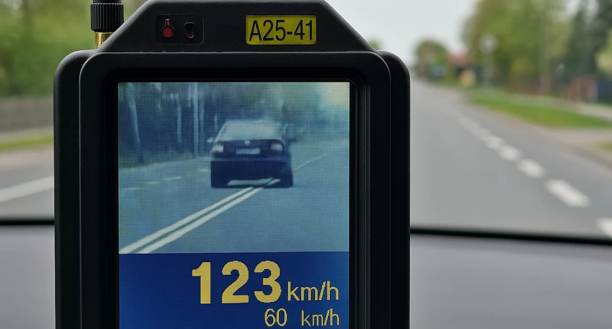 Pędził 123 km/h w terenie zabudowanym – dostał 4000 zł mandatu i 14 punktów karnych!