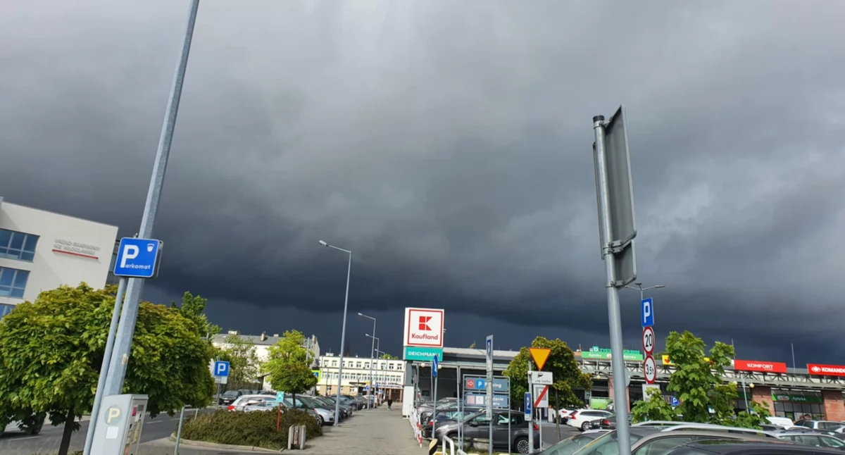 Burze nad Włocławkiem i okolicą. IMGW ostrzega przed gwałtowną pogodą