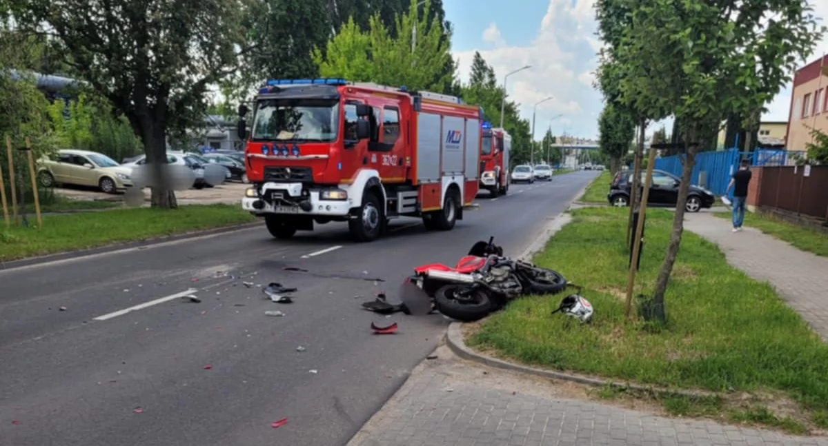 Włocławek: Motocyklista ranny po zderzeniu z osobówką na Barskiej – droga zablokowana