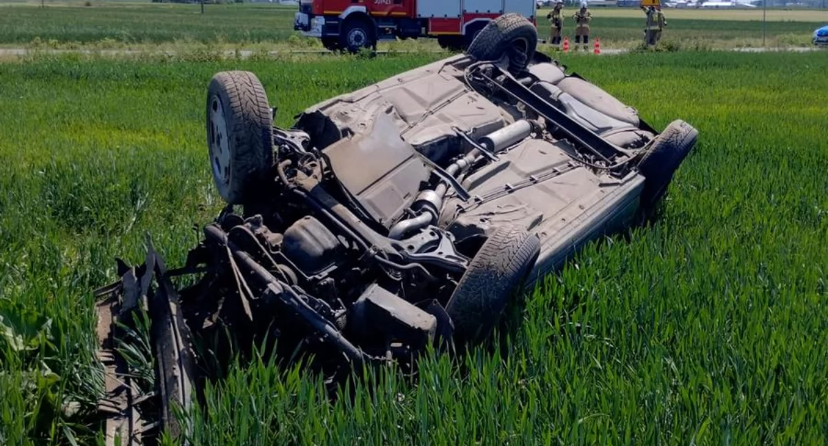 Auta wyleciały z drogi i wylądowały w polu! Cztery osoby w szpitalu