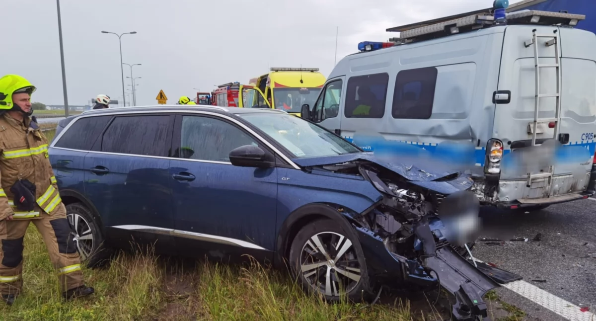Wypadek na A1 w Pikutkowie: Zderzenie radiowozu i dwóch aut, pięć osób rannych – jeden pas ruchu zablokowany