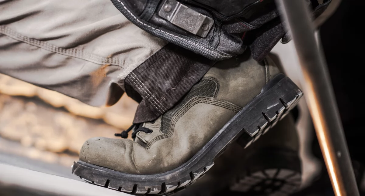 Wybór materiału na buty robocze – skóra czy syntetyk?
