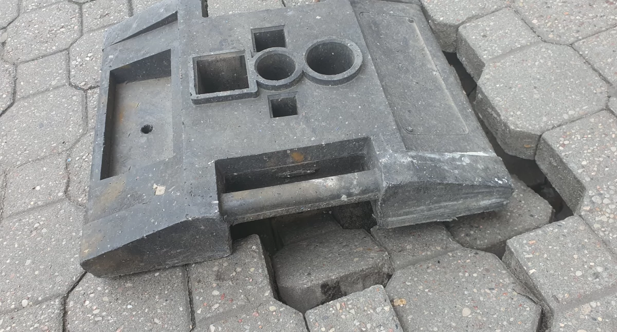 Niebezpieczna pułapka w centrum Włocławka. Uwaga na dziurę w chodniku