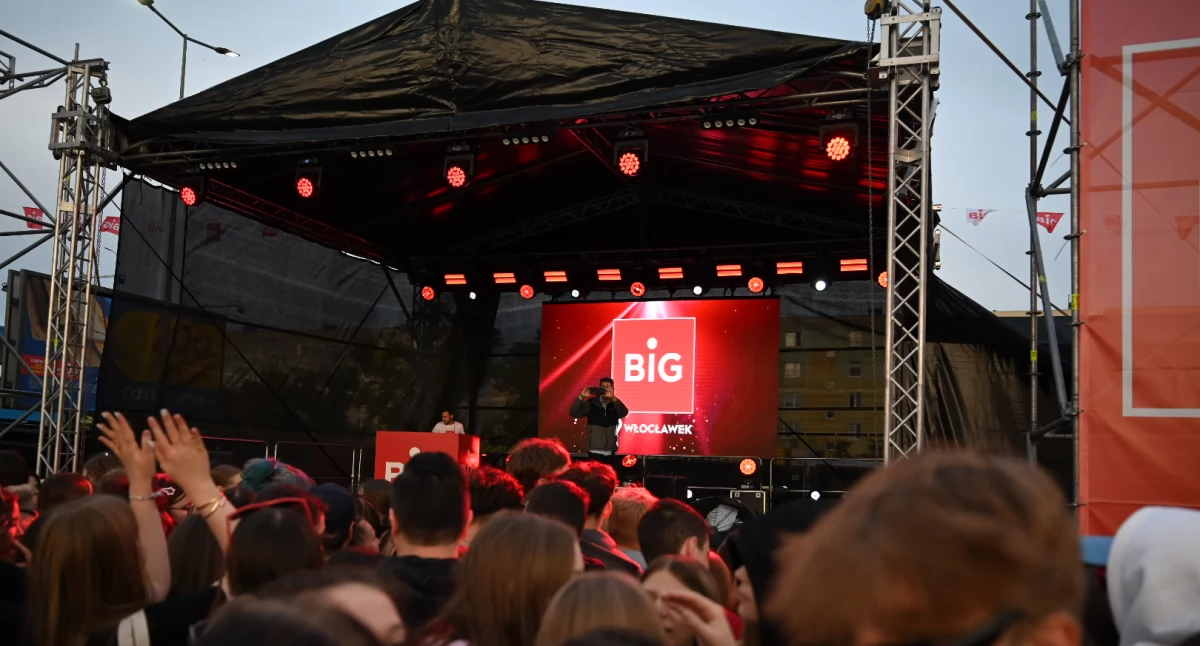 Skolim rozgrzewa Włocławek! Trwa wielkie otwarcie BIG z koncertem pod chmurką