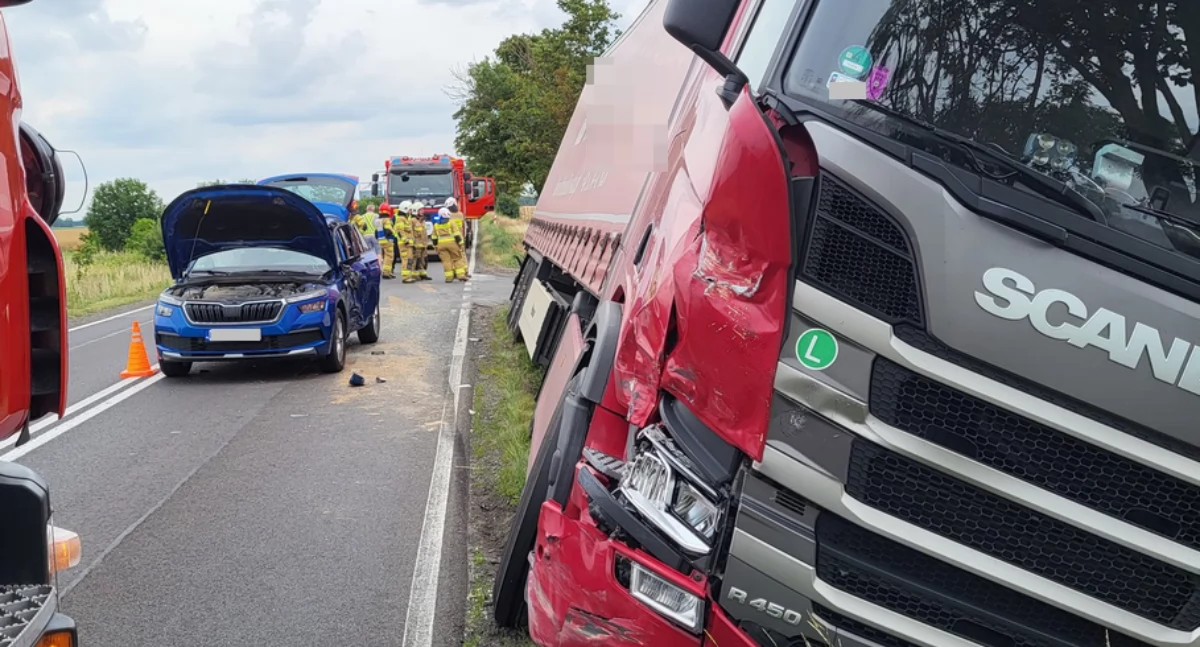 Ciężarówka uderzyła w osobówkę na DK62! TIR w rowie - wyprzedzał na skrzyżowaniu