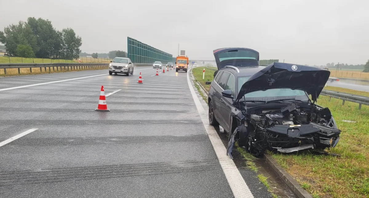 Wypadek na A1 w powiecie włocławskim. Auto wjechało w bariery, służby na miejscu