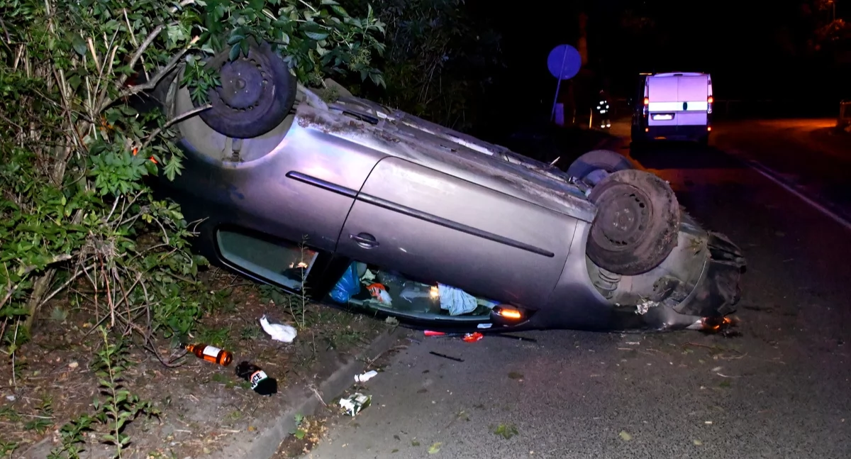 Dachował w Volkswagenem. 20-latek miał ponad 1,5 promila