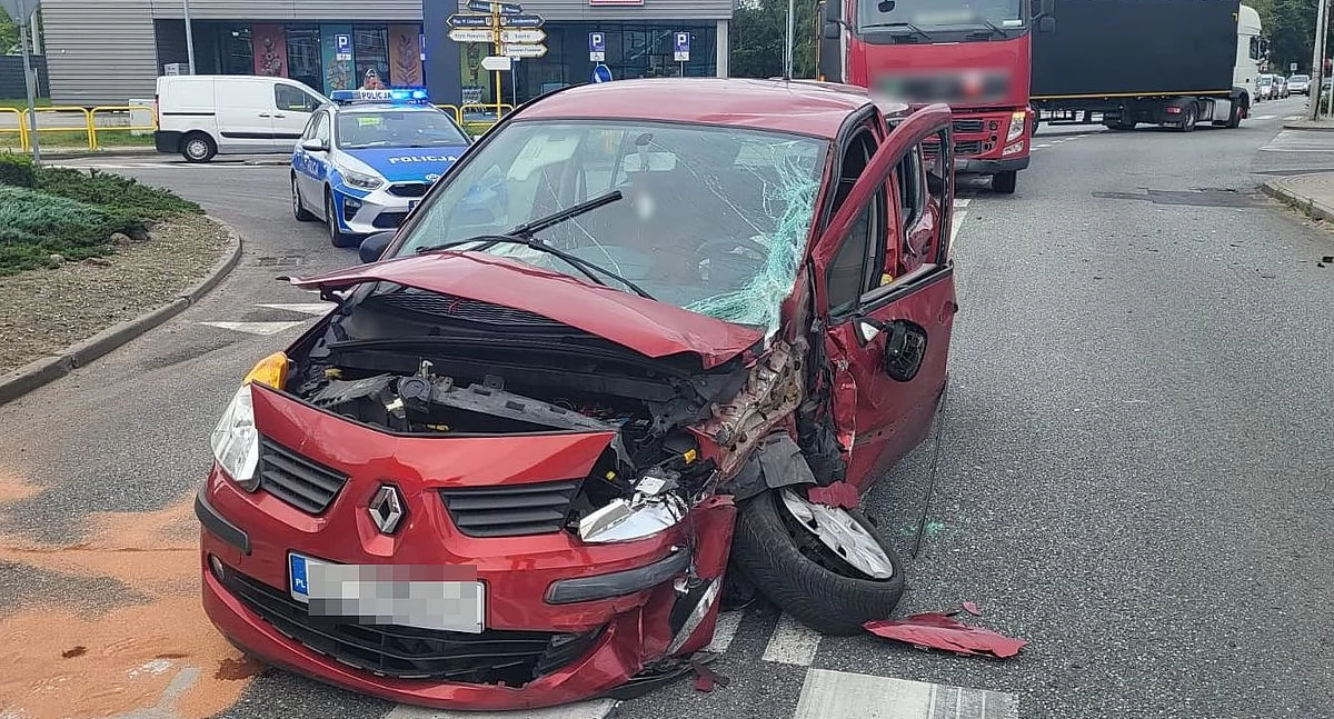 Wypadek w Lipnie. Renault zderzyło się z ciężarówką. 28-latka trafiła do szpitala