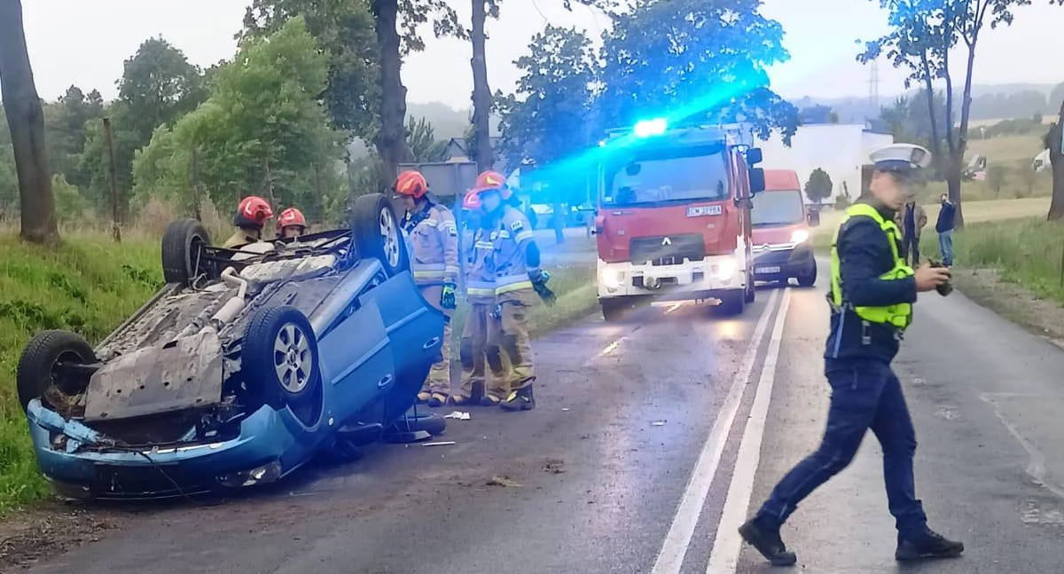 Dachowanie nad ranem w Uniechowie. 20-letni kierowca stracił panowanie nad pojazdem